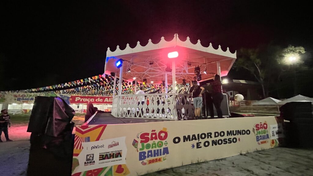 Bruno Lima anima coreto do São João no Parque de Exposições em Salvador