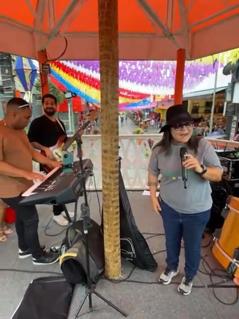 Público lota o centro de Camaçari em noite de forró com a banda "Cole Comigo"