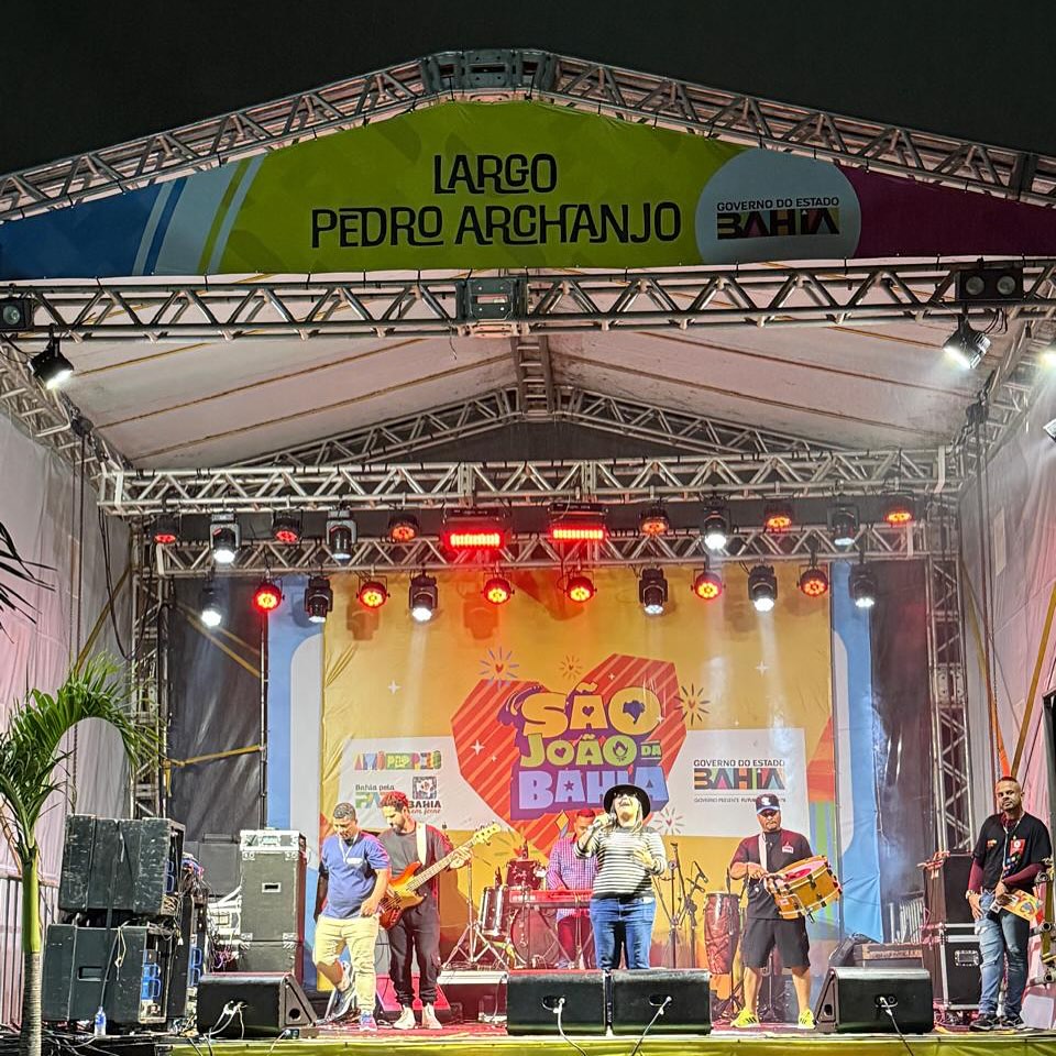 Cole Comigo embala noite de forró no São João do Pelourinho