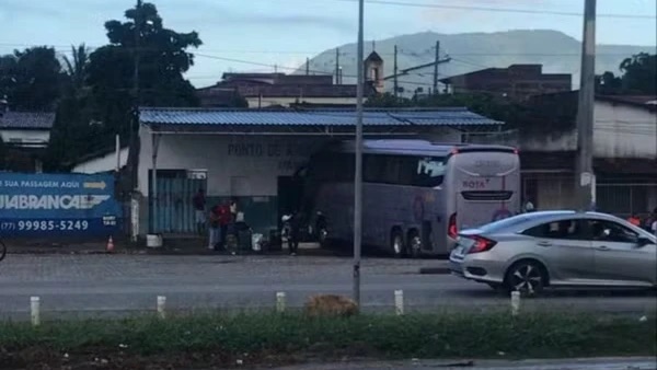 Ônibus invade rodoviária no sudoeste da Bahia e deixa dois mortos e feridos em Itambé