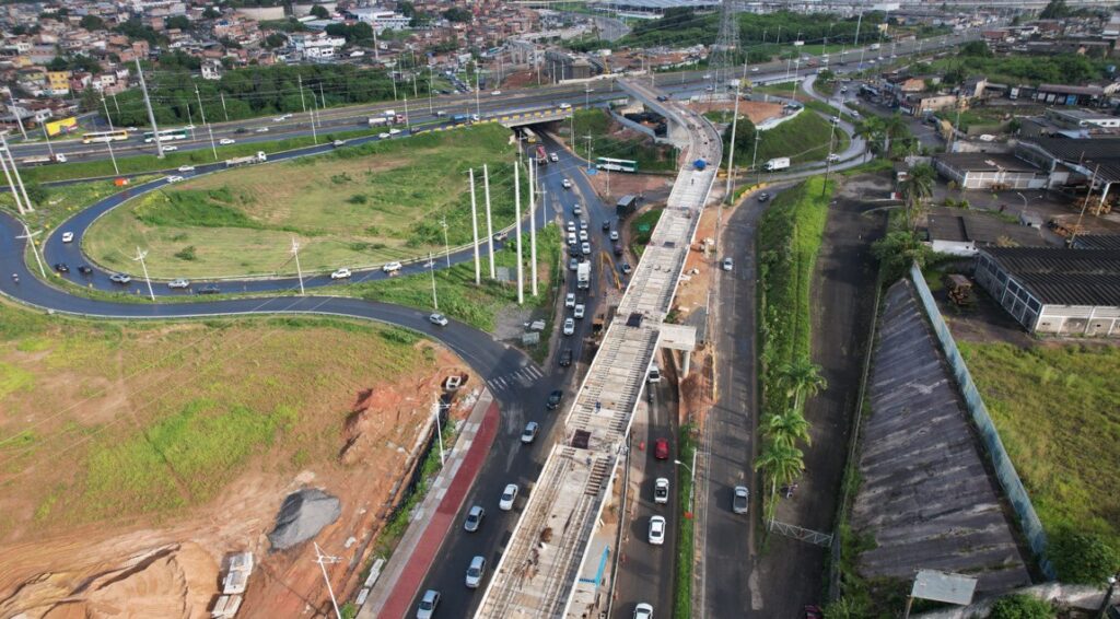 Obras do VLT provocam mudanças no trânsito da BR-324 durante lançamento de vigas