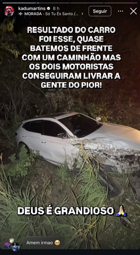 Carro onde estava o cantor Kadu Martins no momento do acidente