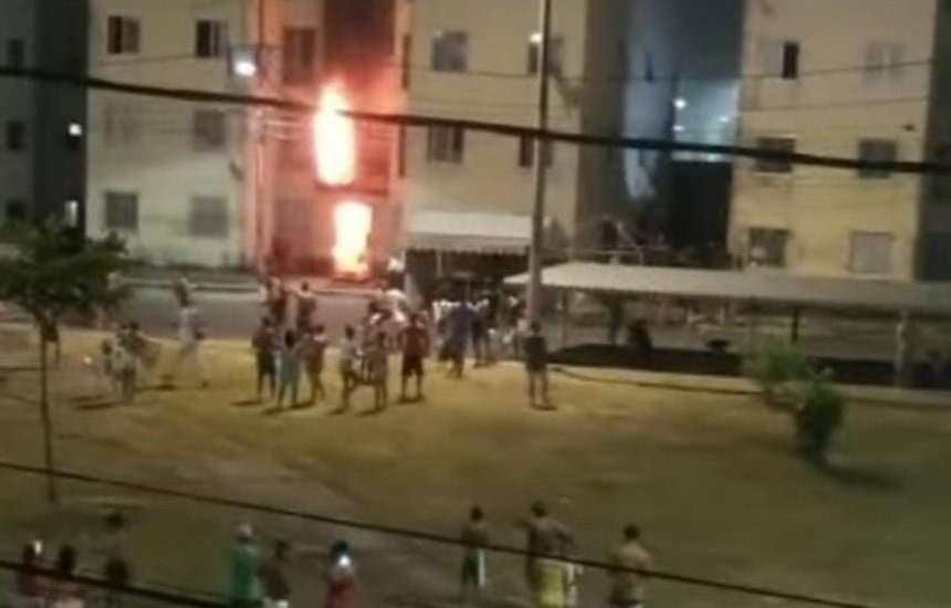 Incêndio atinge prédio no Residencial Praia do Mutá, em Camaçari, e mobiliza Corpo de Bombeiros
