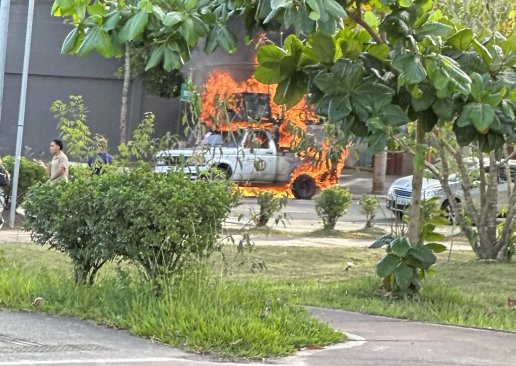 Mini trio pega fogo em Camaçari
