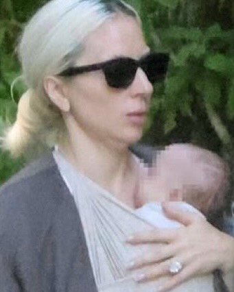 Lady Gaga dá à luz seu primeiro filho com Michael Polansky e surpreende fãs ao reaparecer com o bebê.