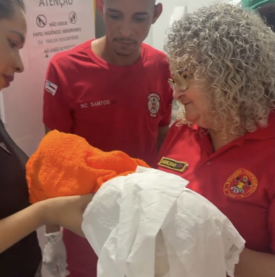 Recém-nascido é encontrado dentro de recipiente de lixo na feira de Camaçari