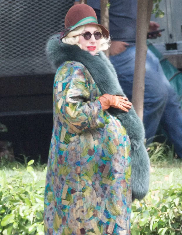 Lady Gaga com barriga de grávida